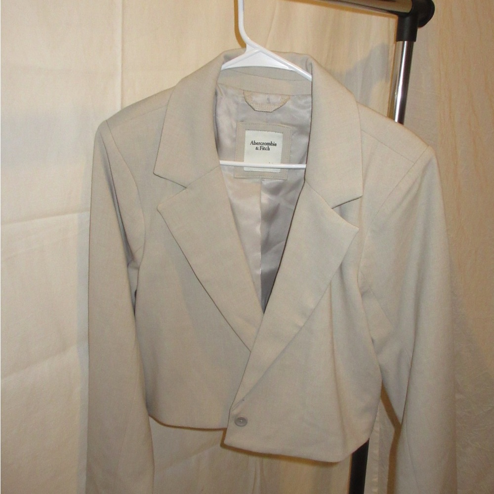 Abercrombie Women’s Cropped Blazer- Beige